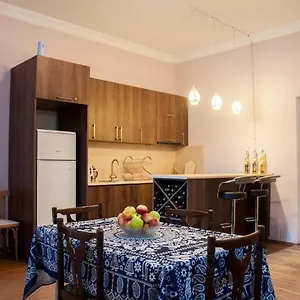 Lile 2*, Tbilisi Georgien